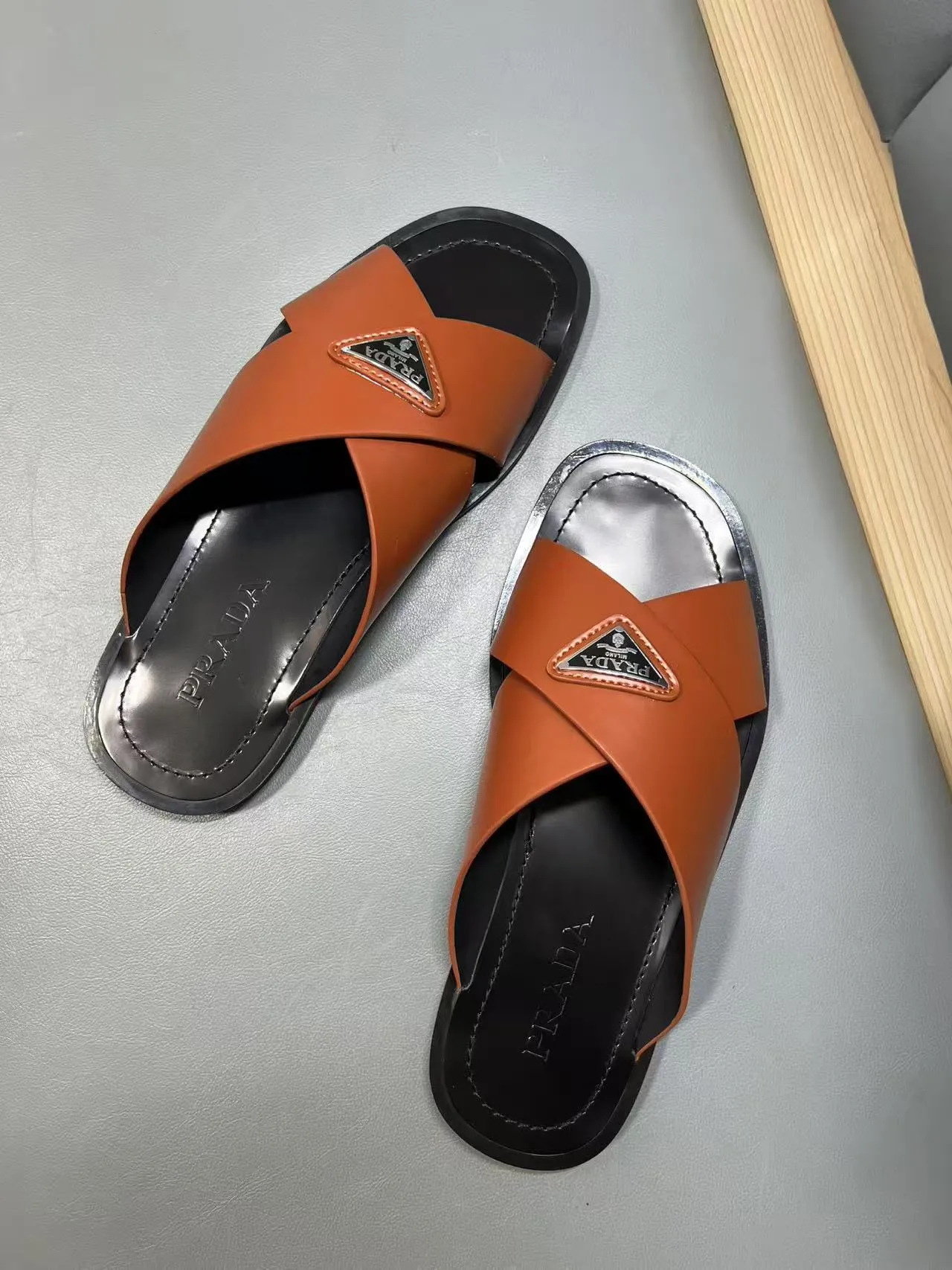 340💰PRADA Prada’s latest slippers are synchronized with the official website. This slipper is made of the brand’s unique and iconic Saffiano leather. The brand logo jumps out from the double straps, and the brand style is clearly visible. Cowhide gives men elegant charm and functional design, making it an ideal choice for vacation and leisure. Size:38-45